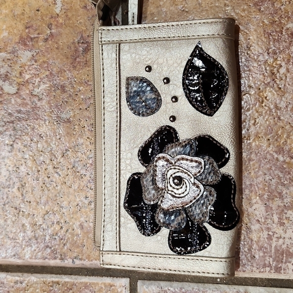 RELIC wallet rose embellished EUC - Picture 1 of 6